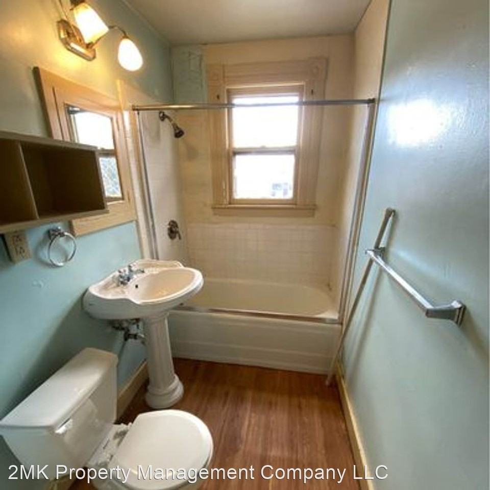 527 W 8th Street - Photo 2 of 6