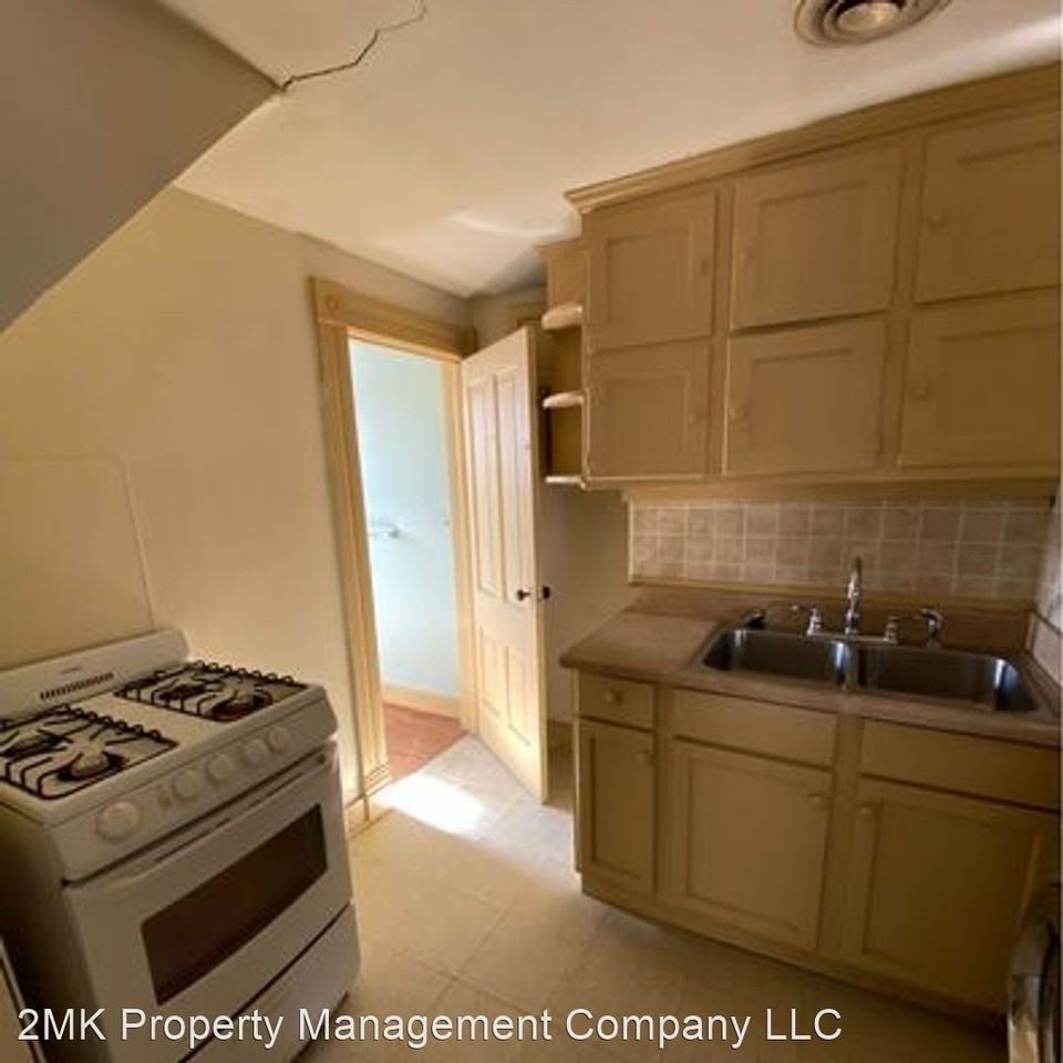 527 W 8th Street - Photo 3 of 6