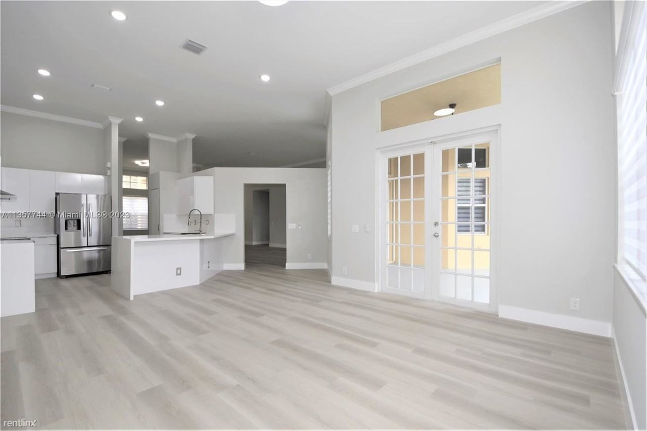 1635 Blue Jay Cir - Photo 3 of 10