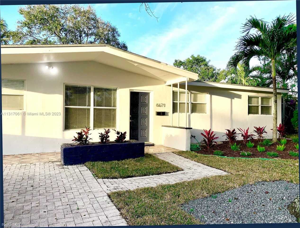 6671 Mckinley St - Photo 2 of 10