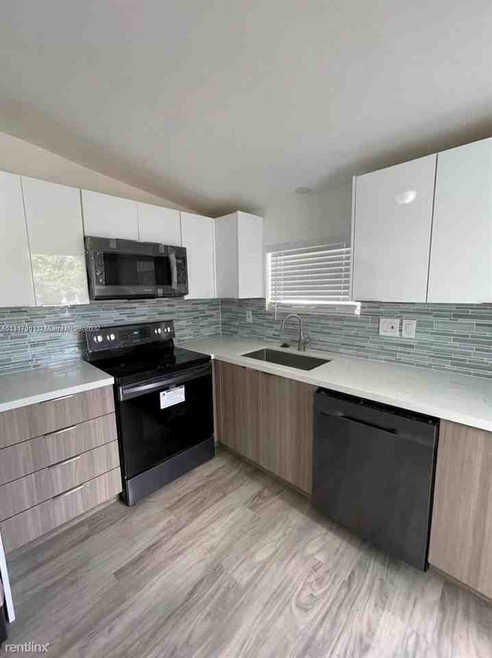 6671 Mckinley St - Photo 3 of 10