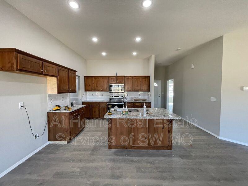 309 E Rosalie St - Photo 3 of 12