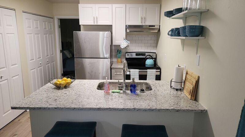 1027 Hampton St Nw - Photo 3 of 12