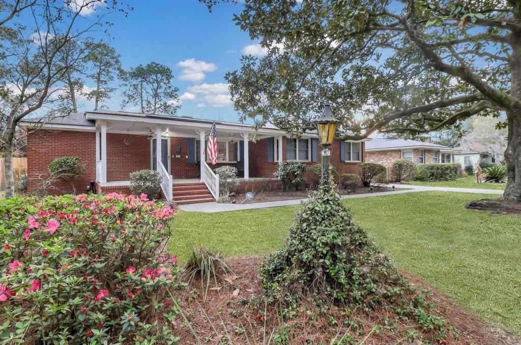 321 Oxford Dr - Photo 2 of 48