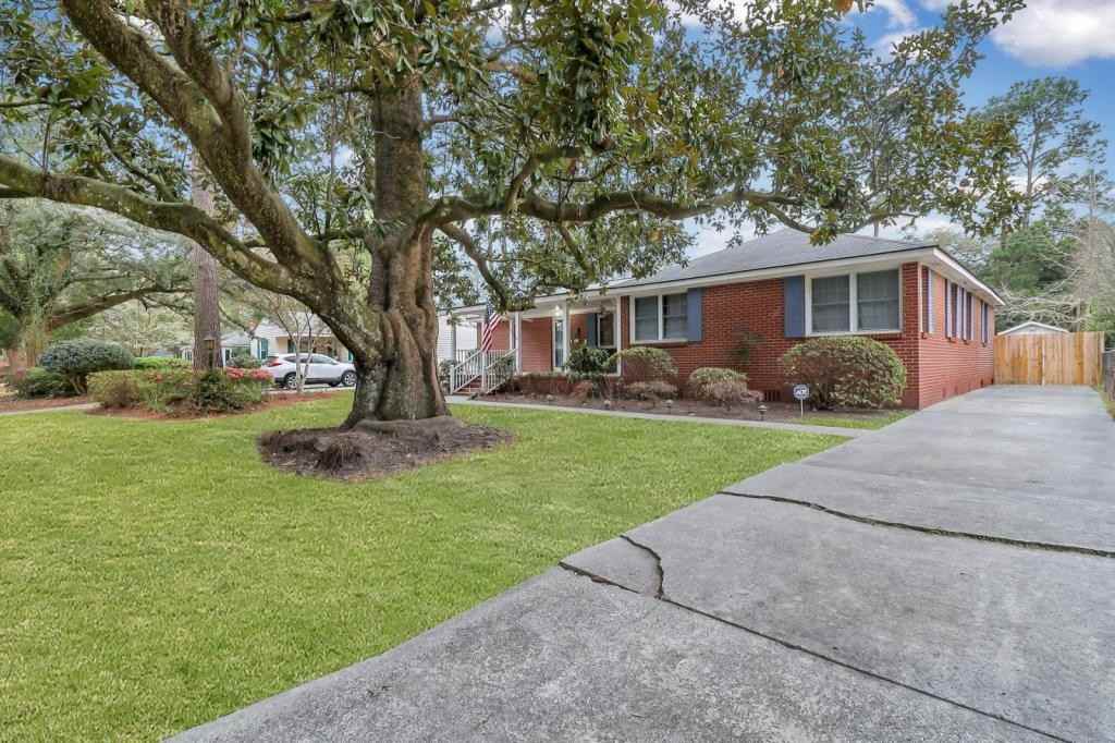 321 Oxford Dr - Photo 3 of 48