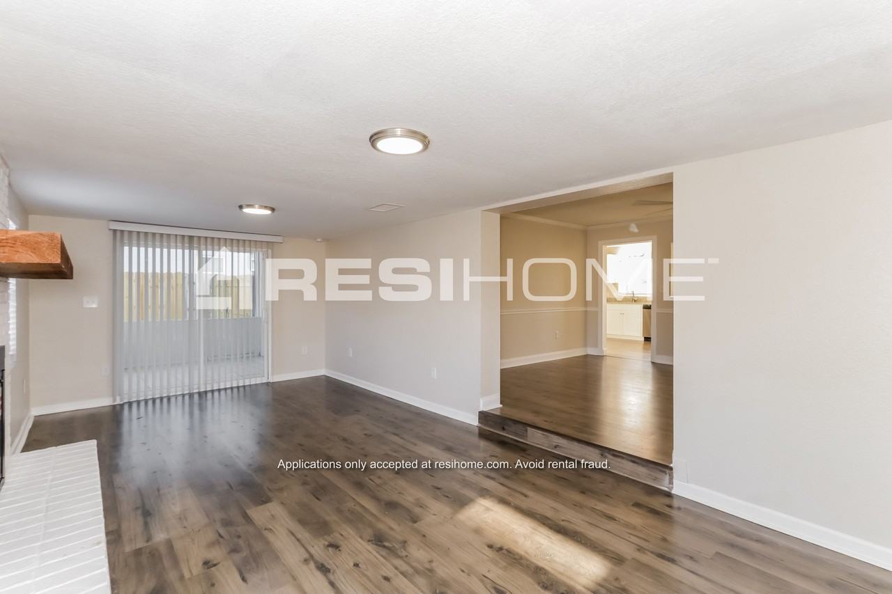 1624 Dolphin Dr - Photo 3 of 18