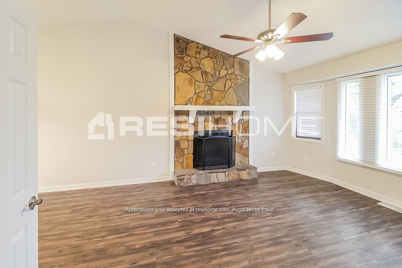 407 Cindy Dr Se - Photo 3 of 19