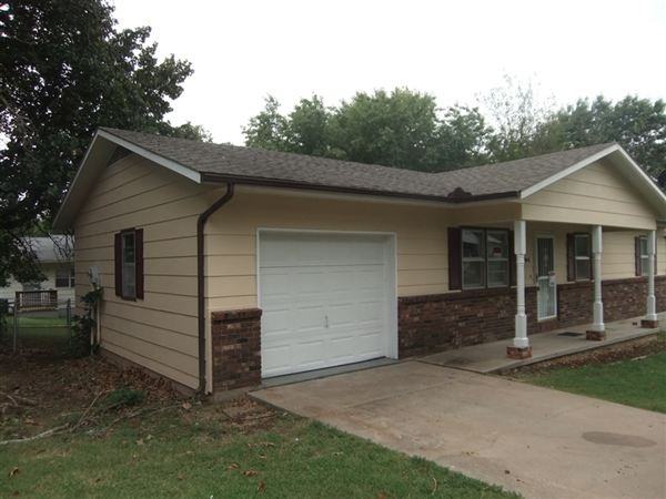 305 Terry Pl - Photo 2 of 10