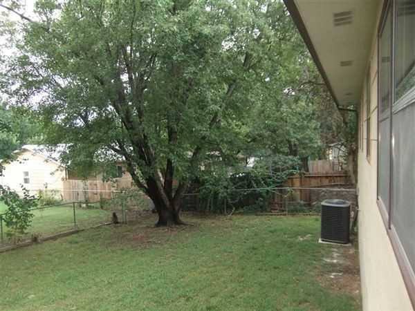 305 Terry Pl - Photo 3 of 10