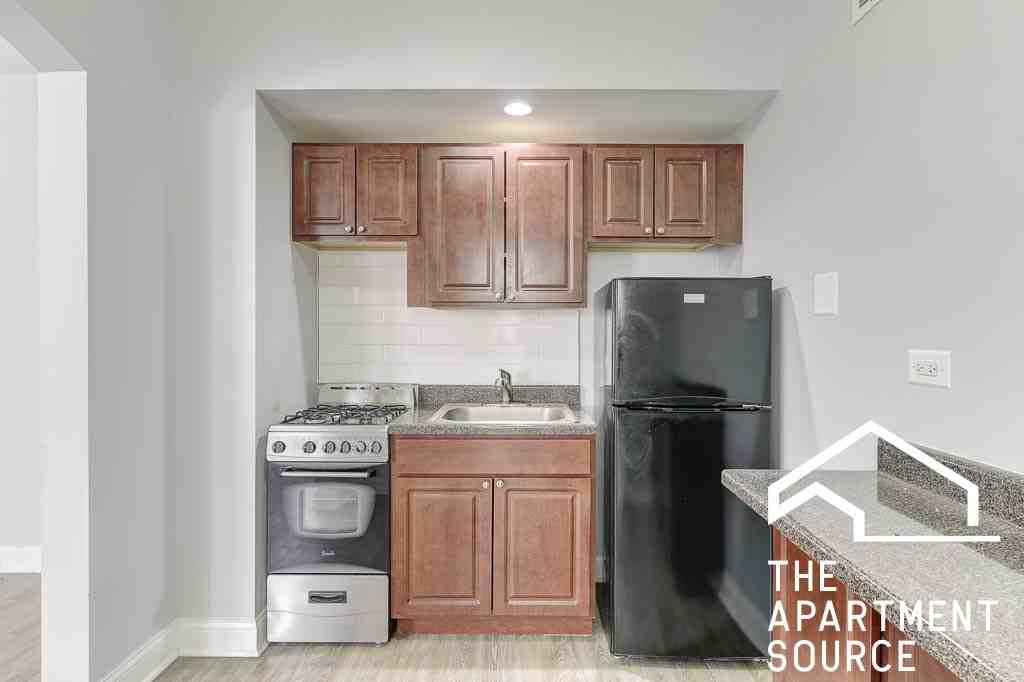 6930 N Greenview Ave #204 - Photo 2 of 9