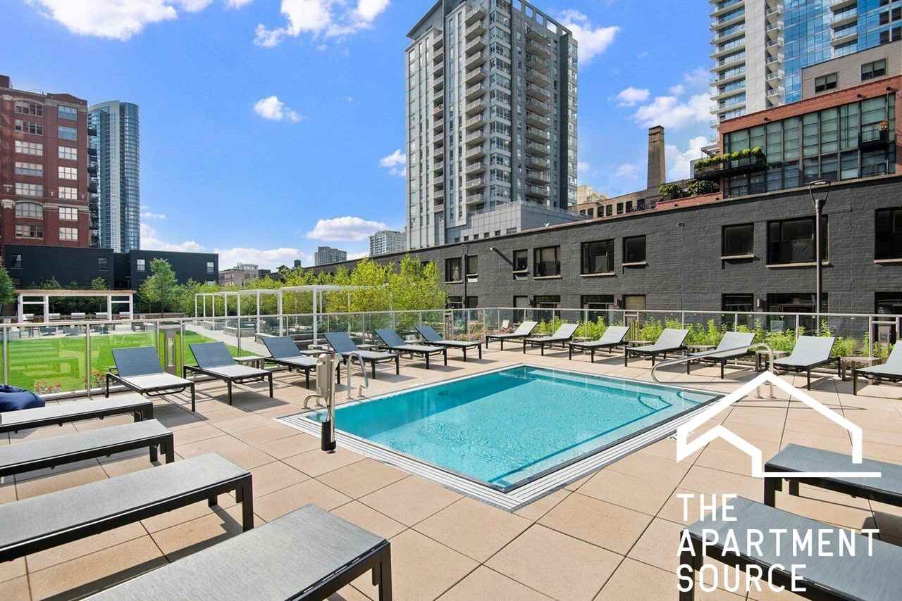 320 W Illinois St - Photo 5 of 26