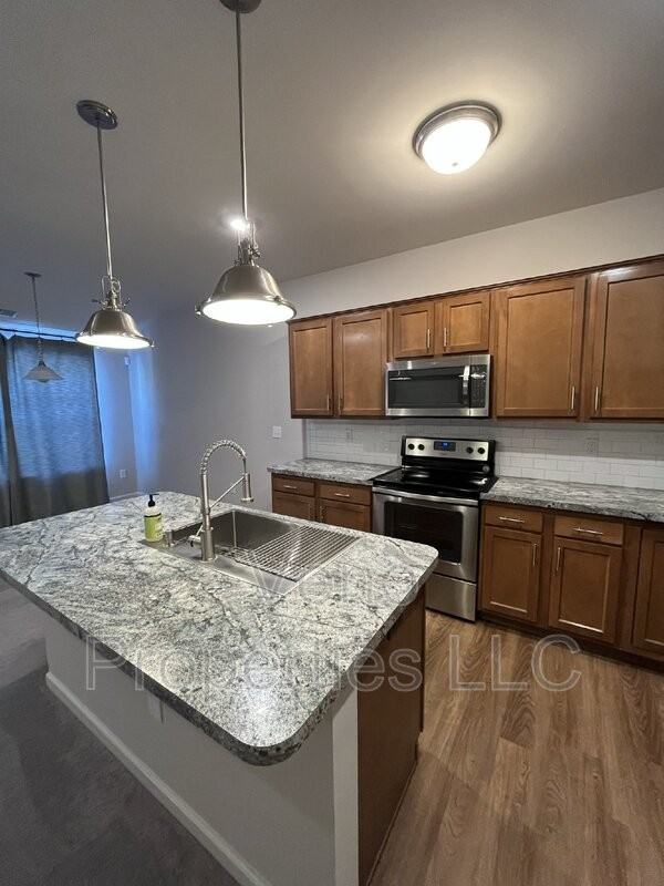 303 Grayson Pl - Photo 3 of 23