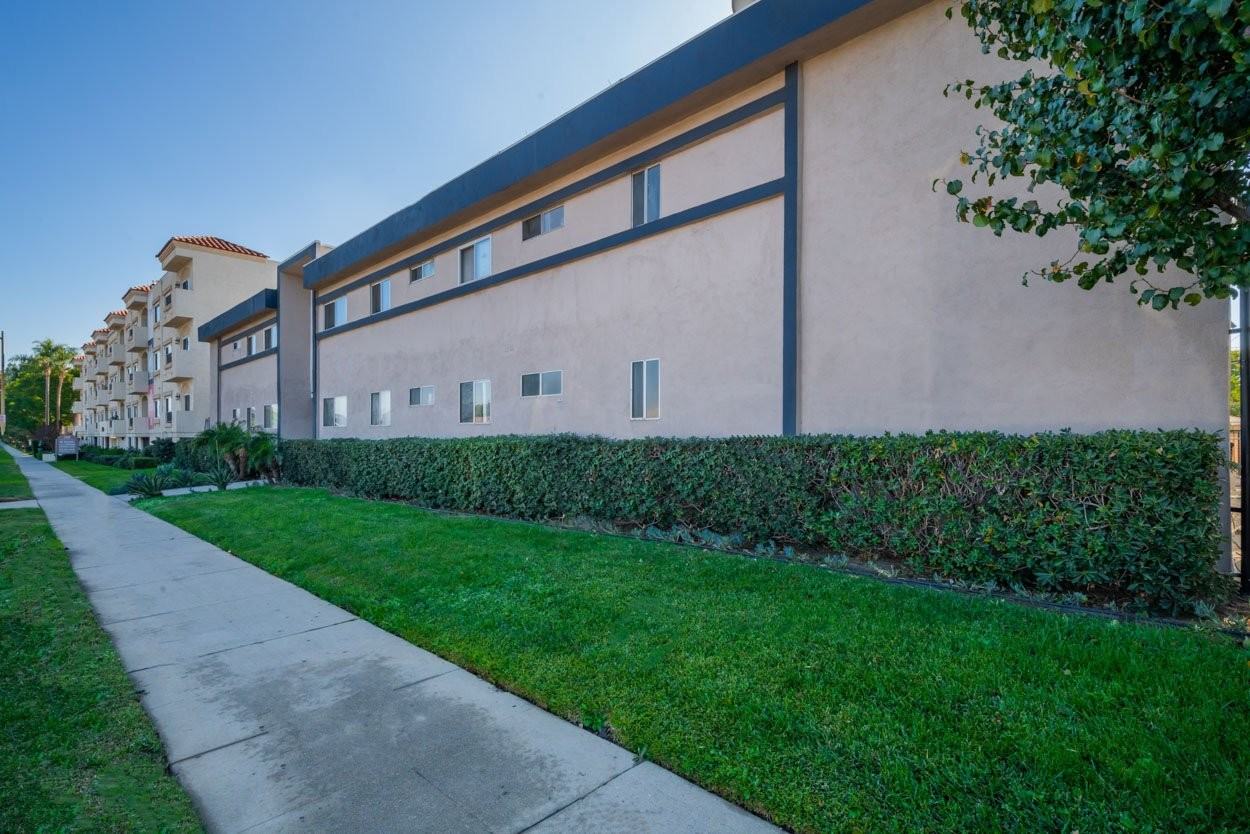 Chateau 16700 Devonshire Apartments, LLC - Photo 6 of 8