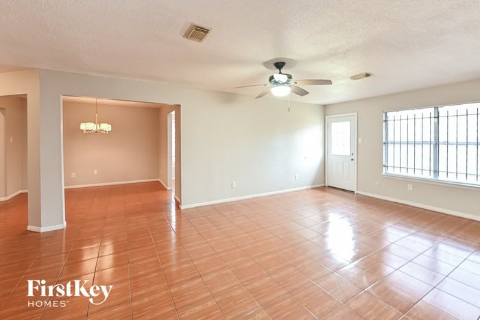 12815 Rockford Dr - Photo 2 of 15