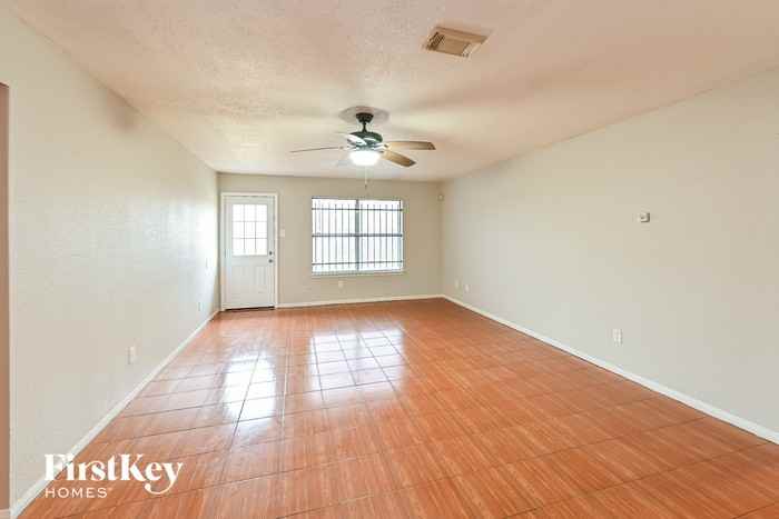 12815 Rockford Dr - Photo 3 of 15