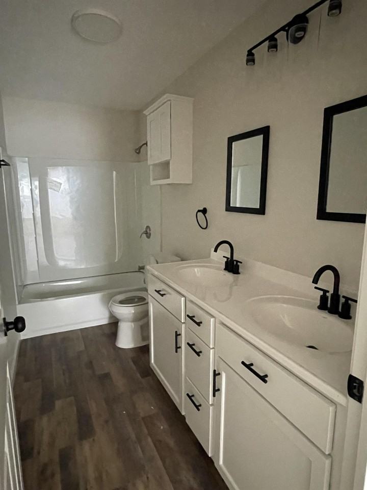 1506 N Grand Ave #1 - Photo 5 of 9