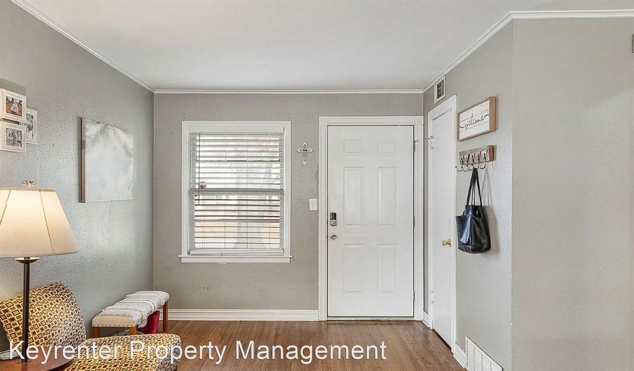1560 E 53rd St - Photo 3 of 19