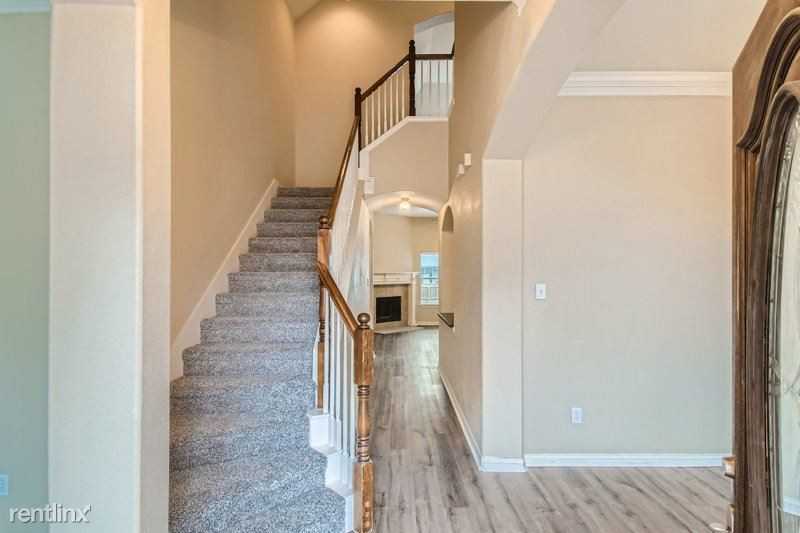 7814 Longbow Ln - Photo 2 of 23