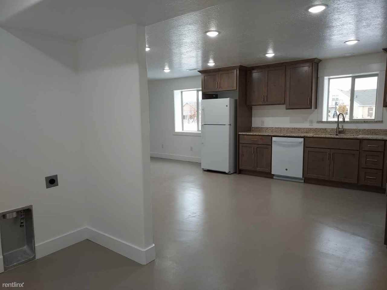 529 E 150 N - Photo 2 of 11