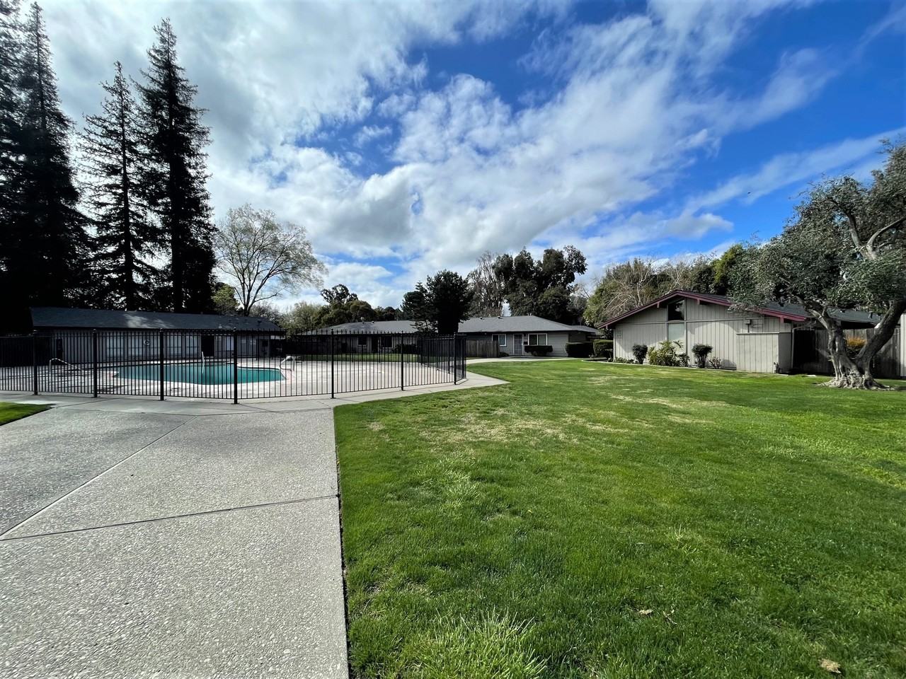 2918 Prentiss Ct - Photo 2 of 11