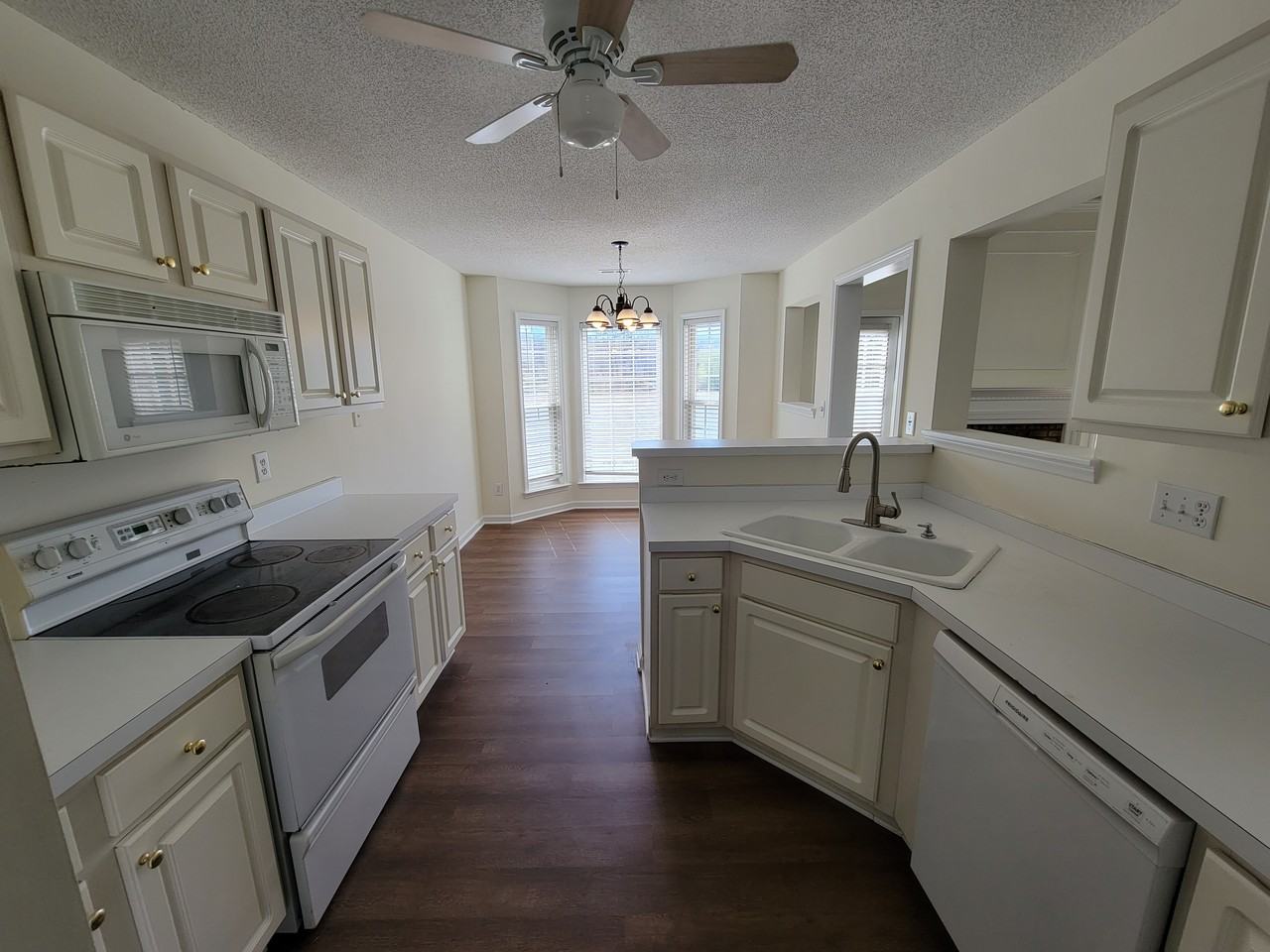 412 N Waters Edge Dr - Photo 4 of 40