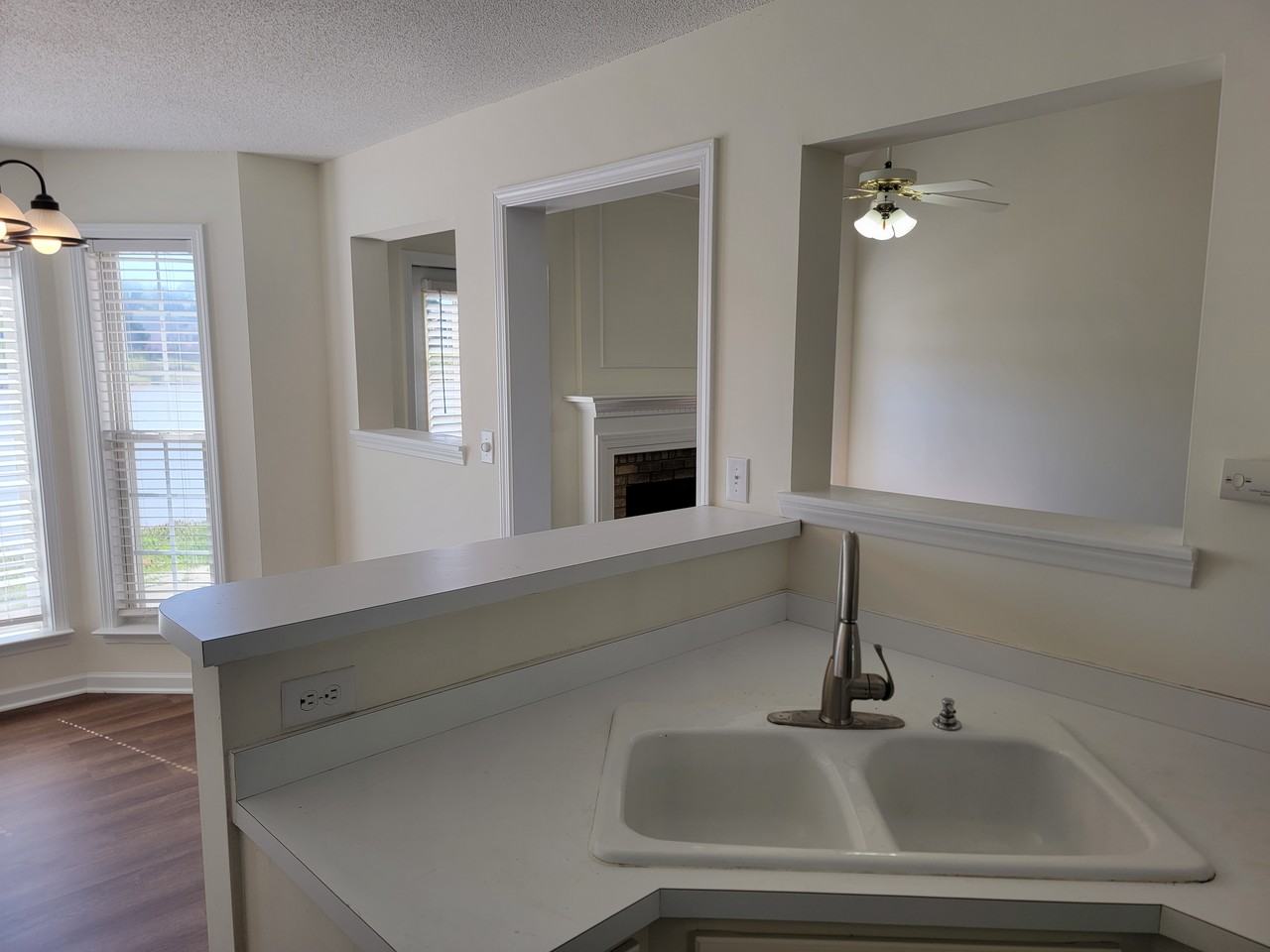 412 N Waters Edge Dr - Photo 5 of 40