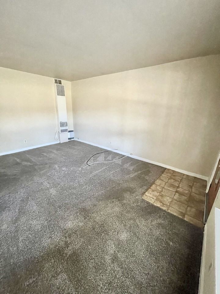 1321 Riverside Dr - Photo 2 of 11