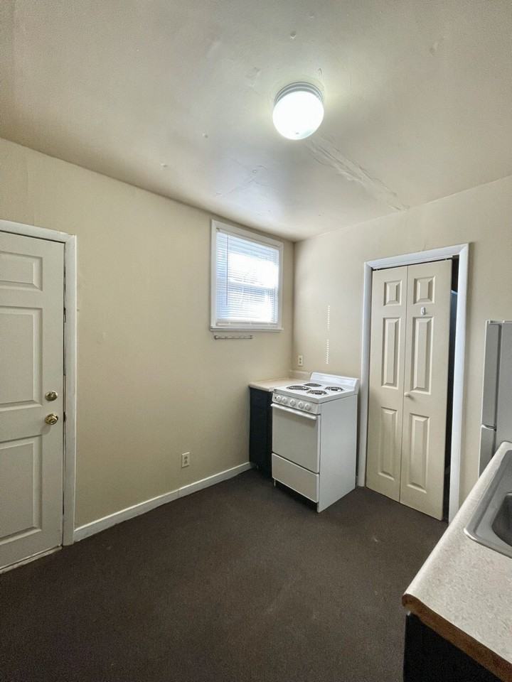 1321 Riverside Dr - Photo 3 of 11