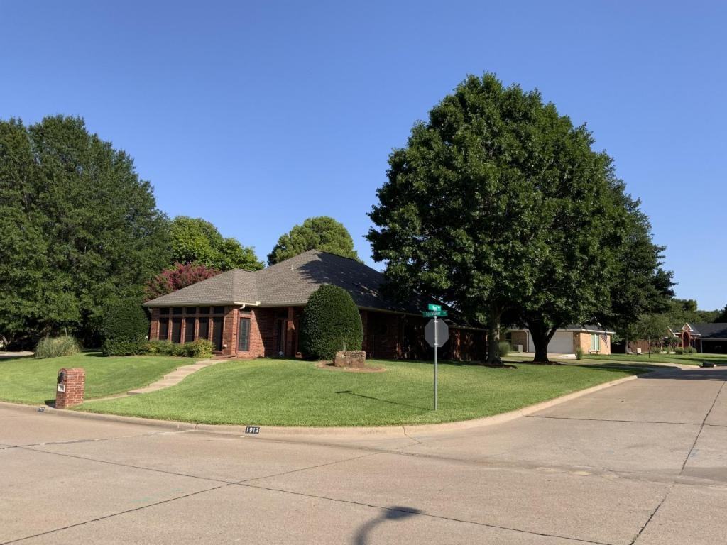 1912 Spinnaker Ln - Photo 2 of 34