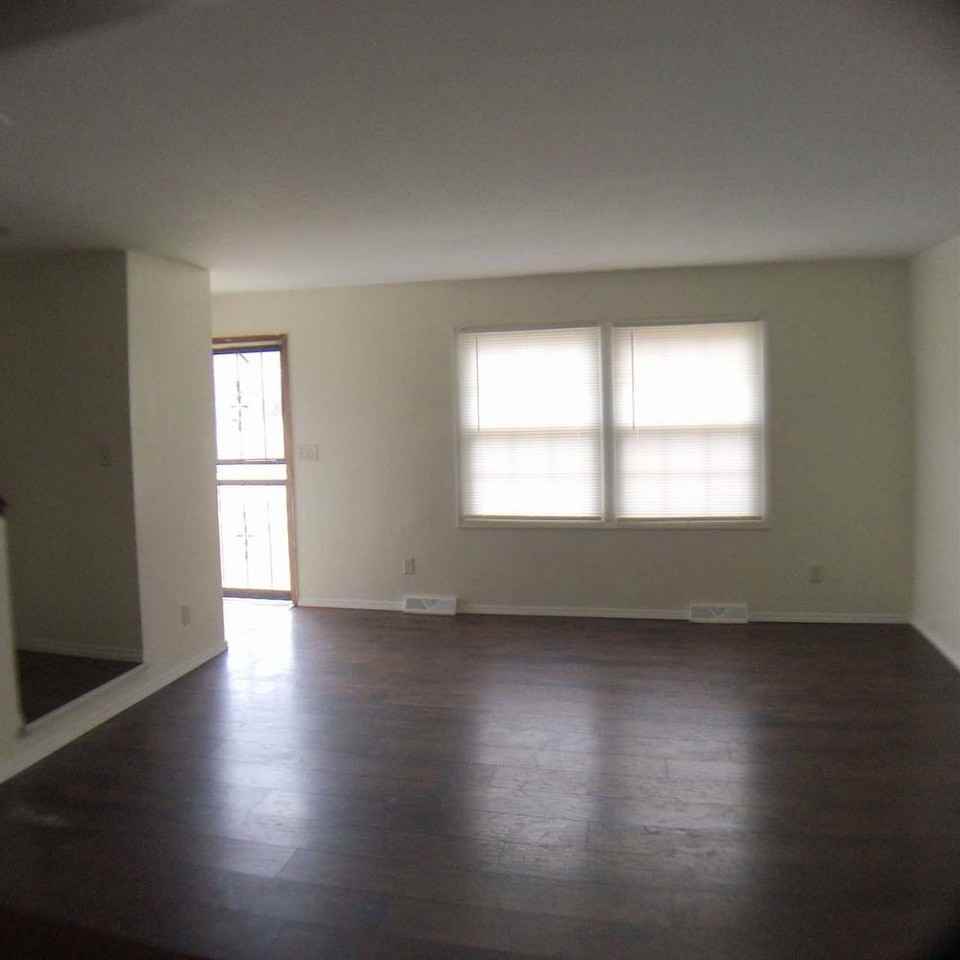 6433 N 55th St - Photo 3 of 17