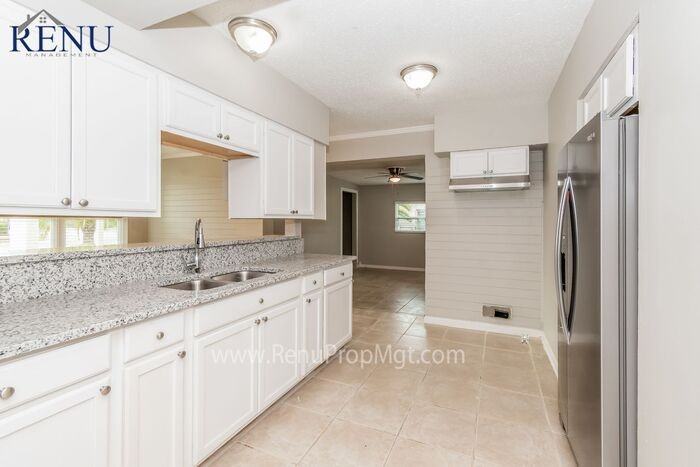 8509 Laurens Rd - Photo 3 of 17