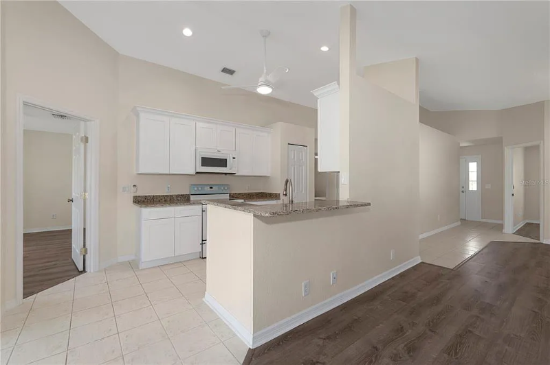 1401 Hedgewood Cir - Photo 3 of 14