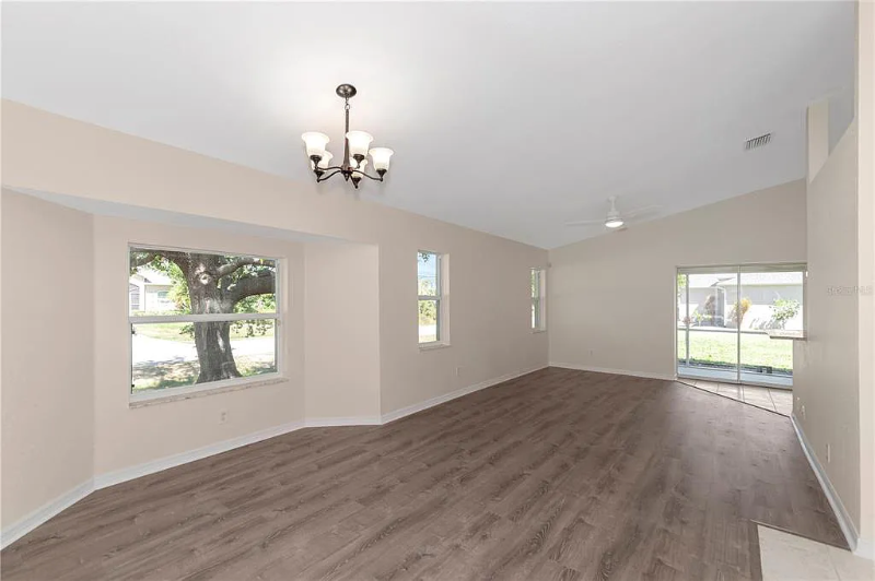 1401 Hedgewood Cir - Photo 5 of 14