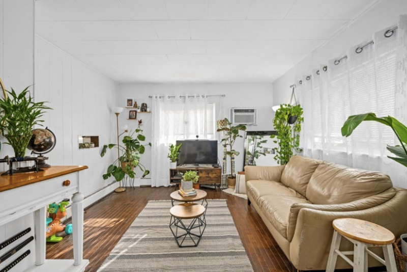 182 Canterbury St - Photo 2 of 16