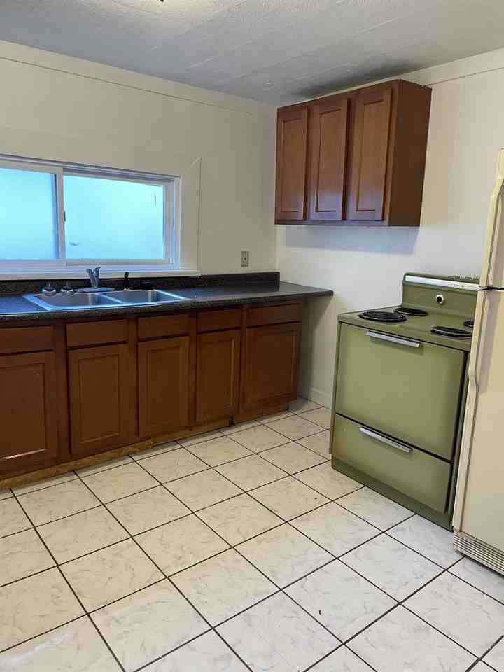 1316 Maryland Ave - Photo 3 of 11