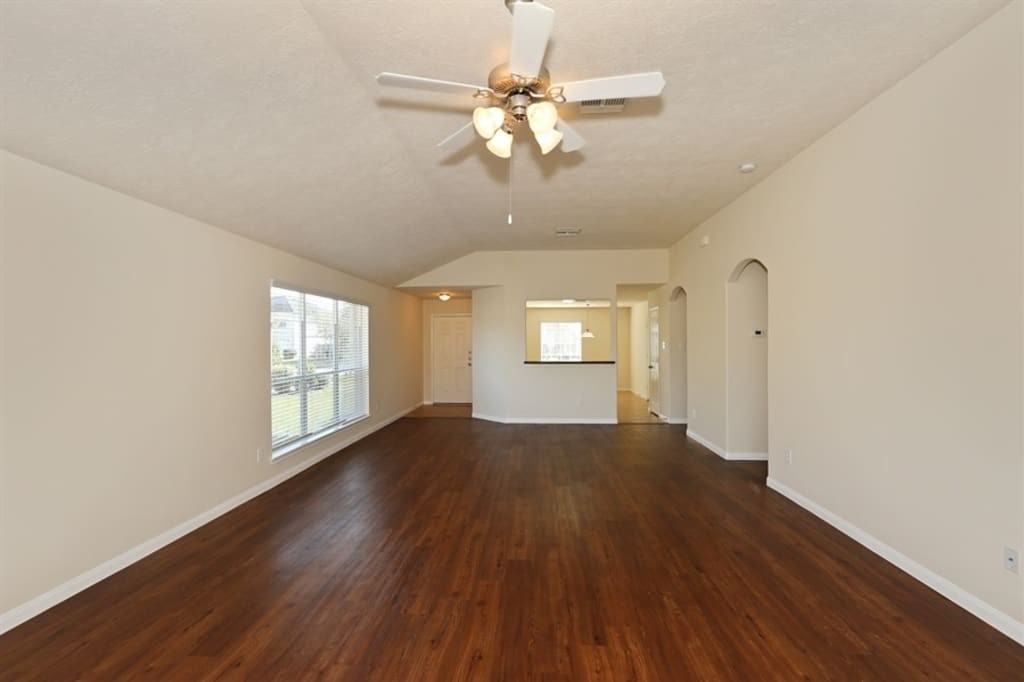 110 Rodeo Dr - Photo 3 of 17