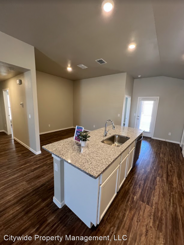 2036 Kenwood Ave - Photo 3 of 14