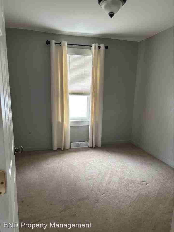 705 W 6th St - Photo 2 of 10