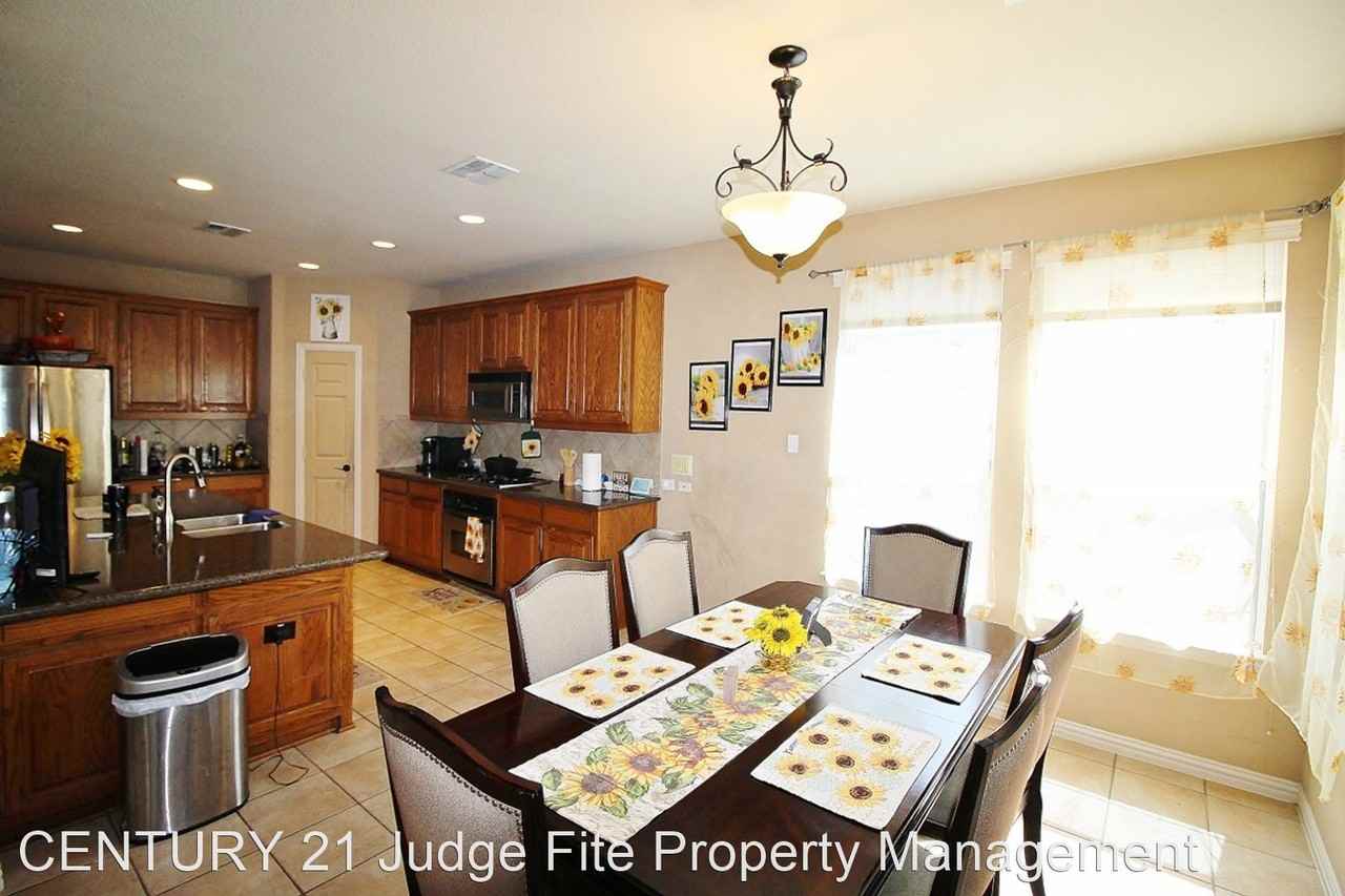 2484 Lakewood Dr - Photo 3 of 12