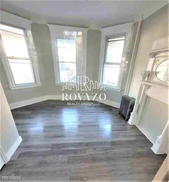 243 S Clinton St - Photo 3 of 4