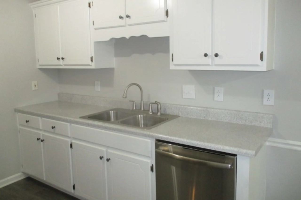 3019 Kedzie Dr - Photo 3 of 9