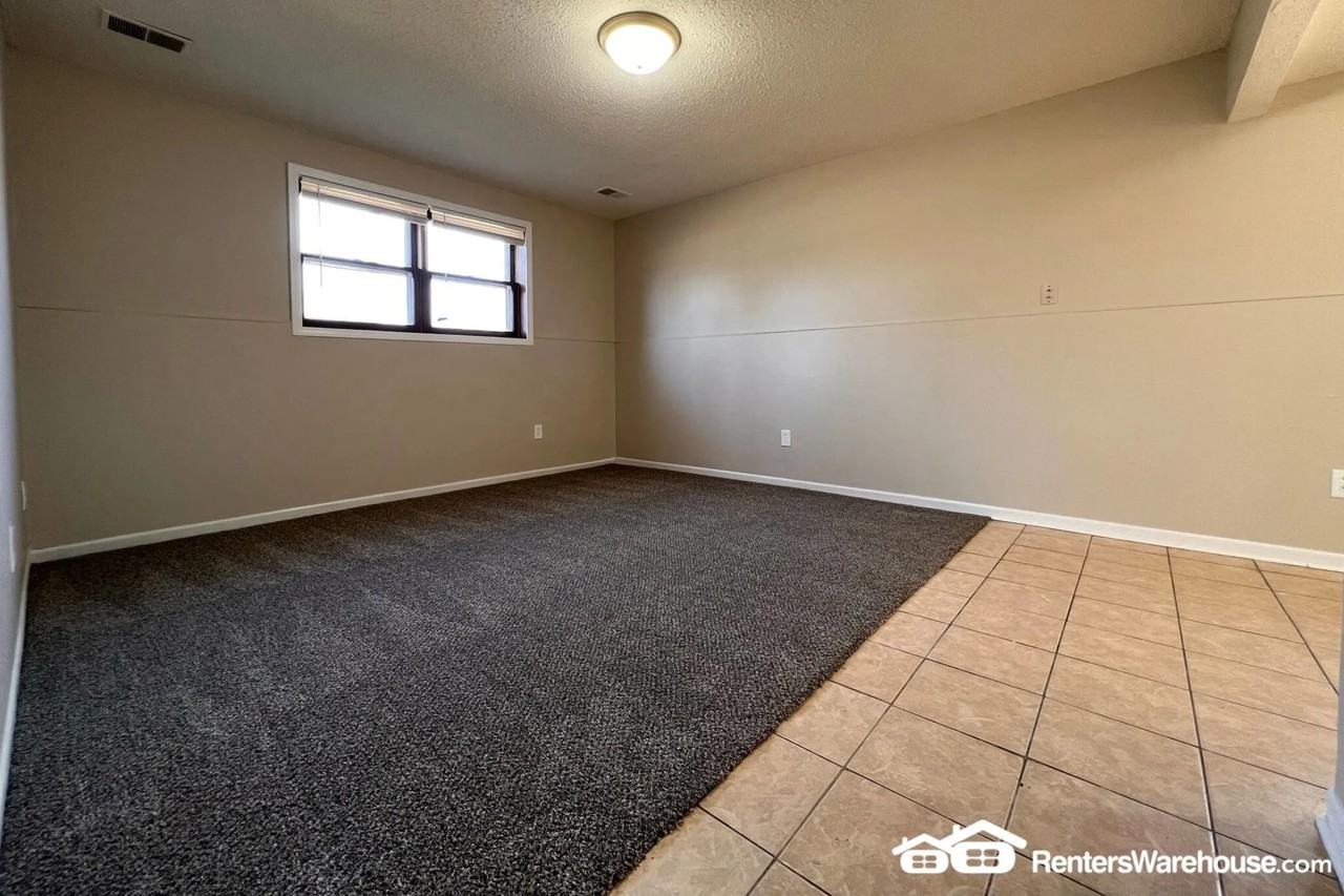 917 Maury St, Des Moines, IA 50309 2 Bedroom Apartment for Rent