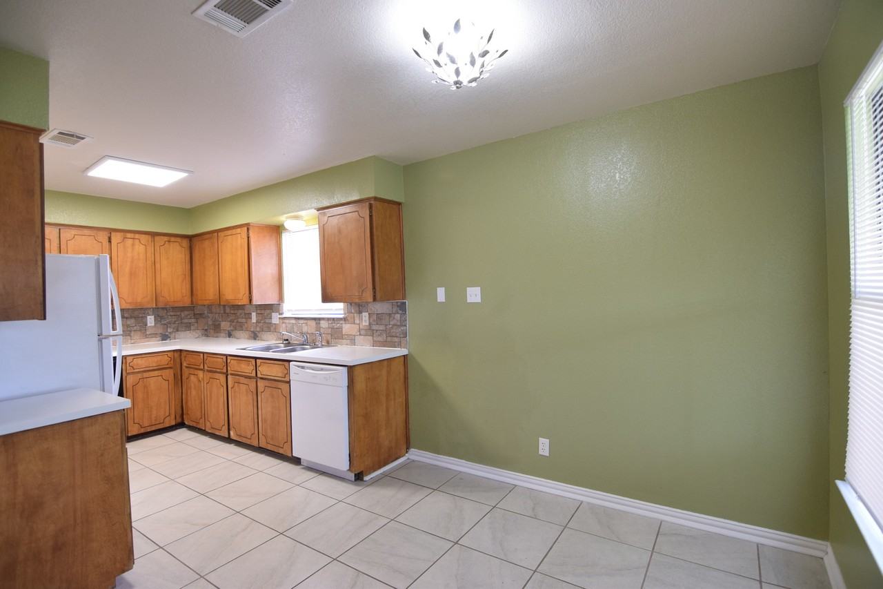 2305 Timberline Dr - Photo 4 of 19