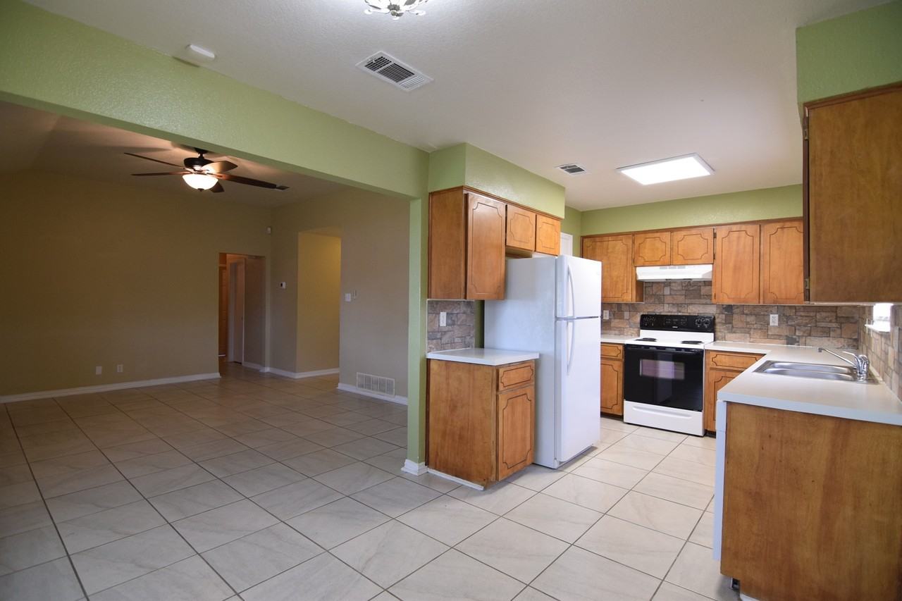 2305 Timberline Dr - Photo 5 of 19