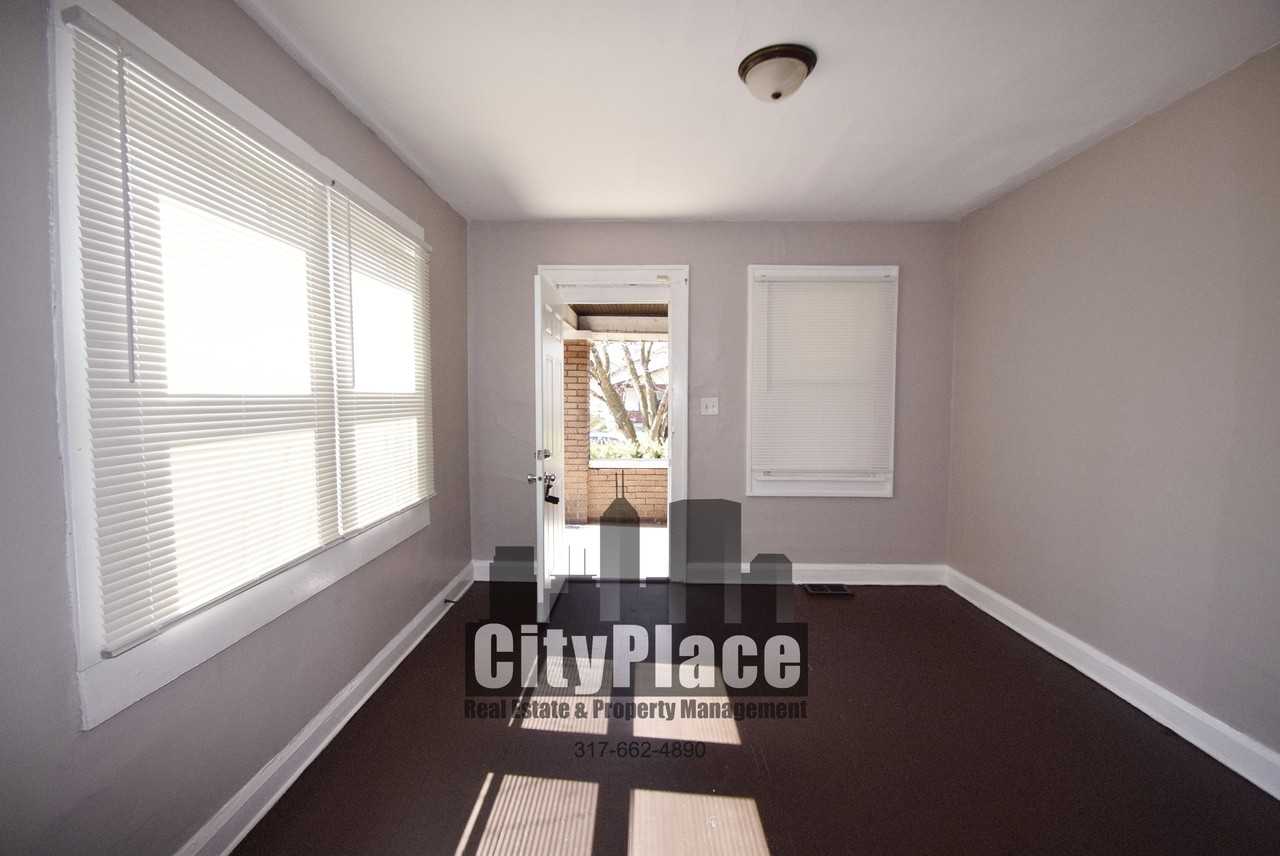 925 N Gladstone Ave - Photo 5 of 18