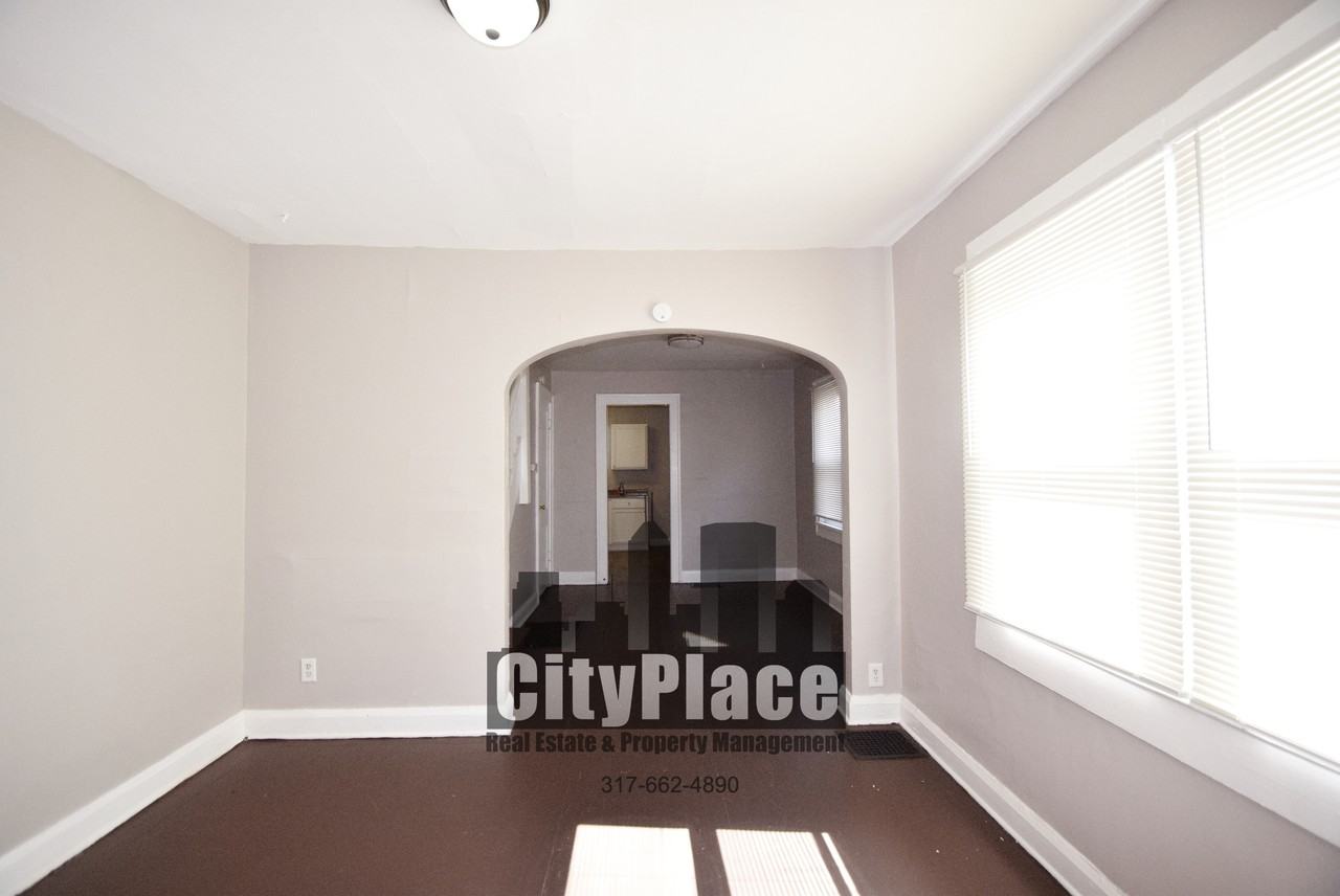 925 N Gladstone Ave - Photo 6 of 18