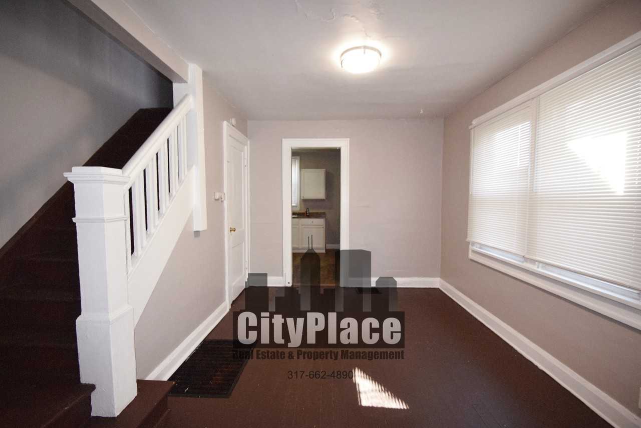 925 N Gladstone Ave - Photo 7 of 18