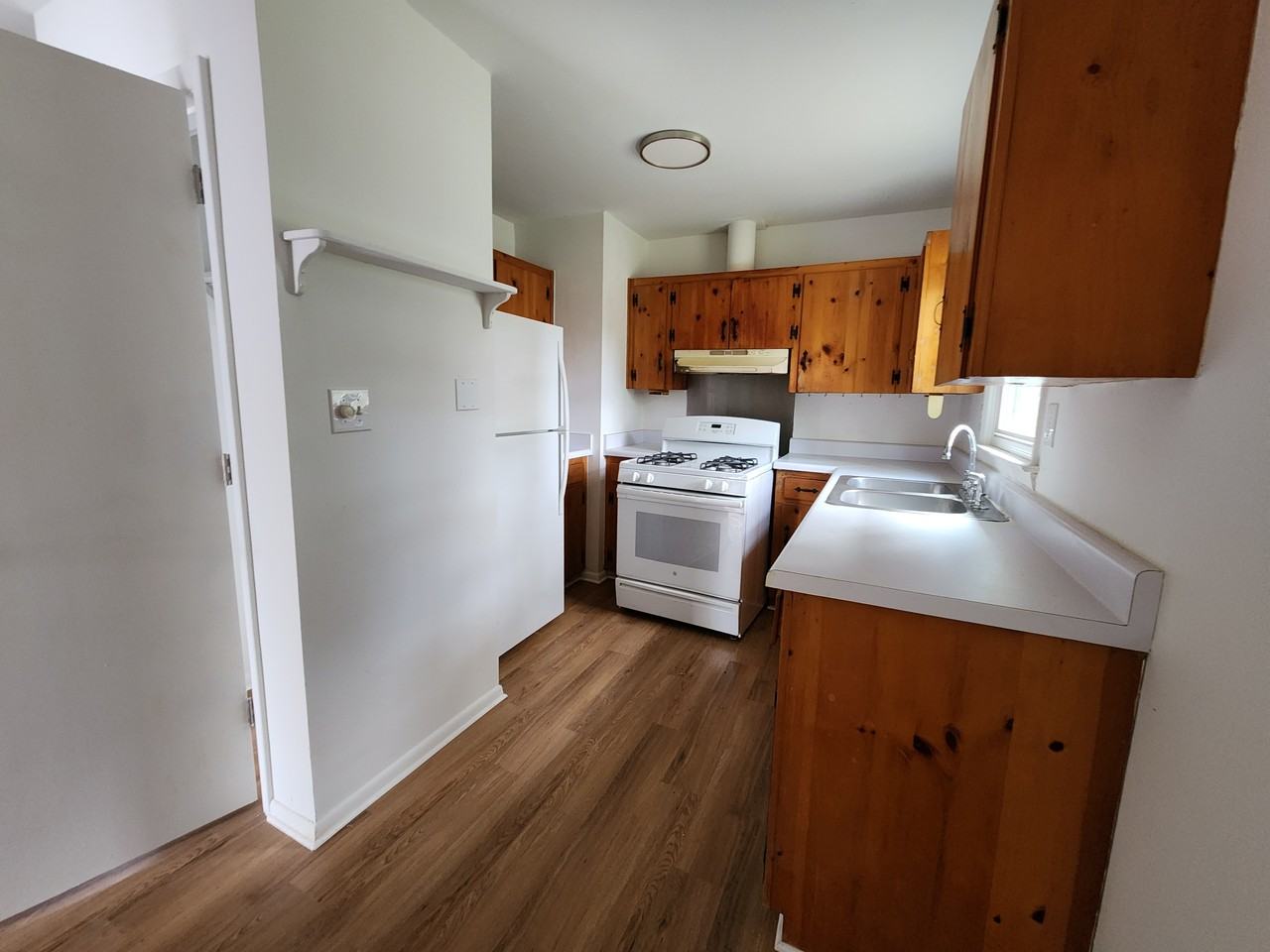 33 Roselle Ave - Photo 3 of 17