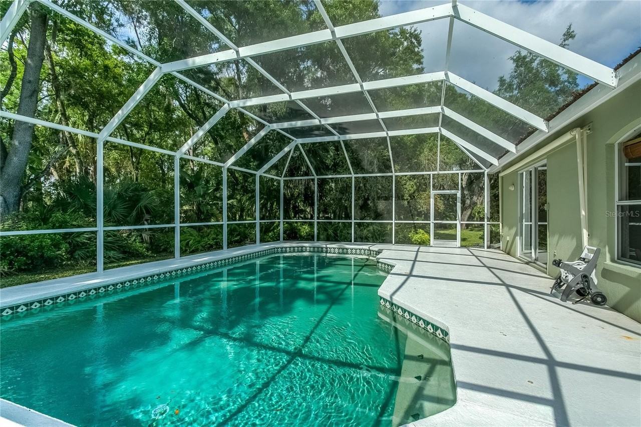 11933 Derbyshire Dr - Photo 3 of 23