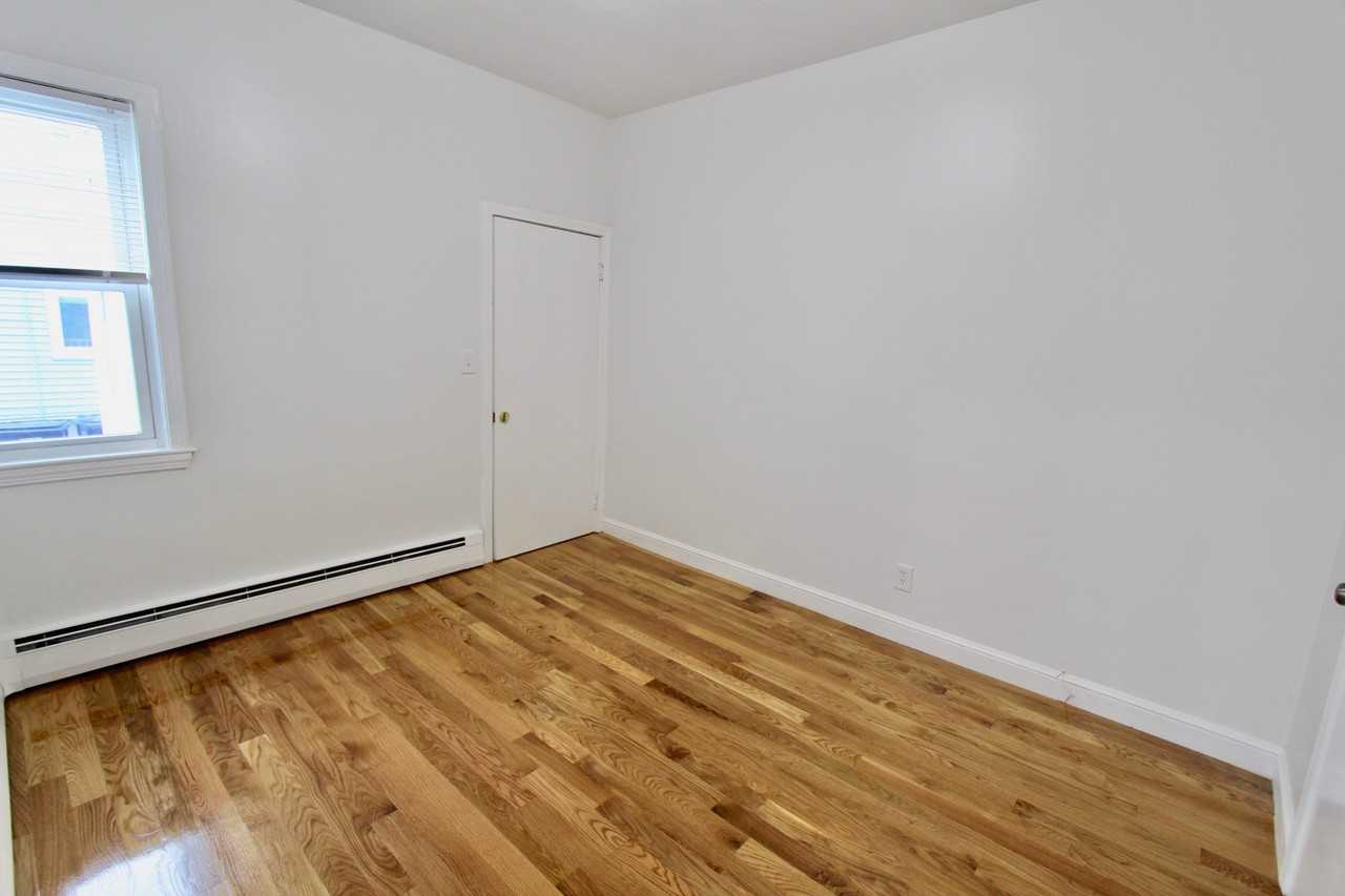 55 Forest Ave #2R - Photo 4 of 6